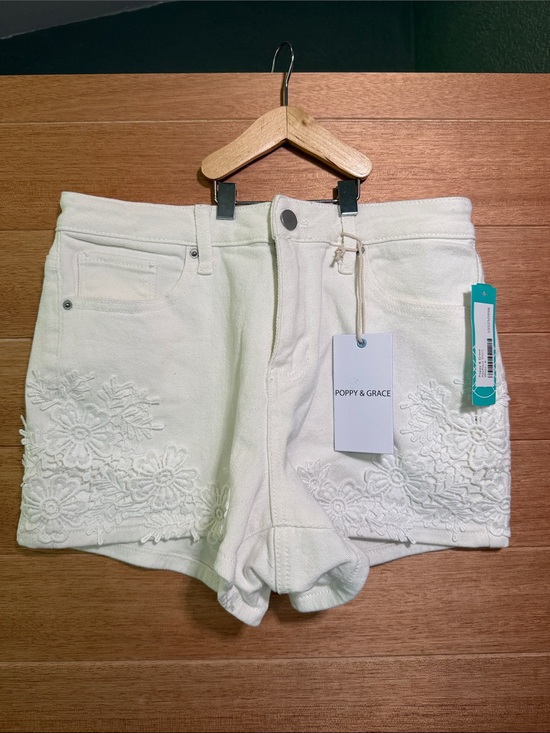 Stitch Fix Pants - Poppy & Grace (Stitch Fix) White Embroidered Women's Shorts - Size 6 - 3” inseam